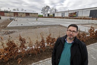 Dennheritzer Bürgermeister im Interview: Welche Veranstaltungen finden im nächsten Jahr auf dem neuen Festplatz statt, Herr Trenkel? - Bürgermeister Matthias Trenkel am neuen Festplatz im Dorfzentrum an der Meeraner Straße. Am Freitag wird die Einweihung gefeiert.