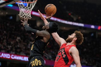 Dennis Schröder steht mit Cleveland in zweiter Playoff-Runde - Dennis Schröder traf im entscheidenden siebten Spiel nur einen seiner sieben Würfe.