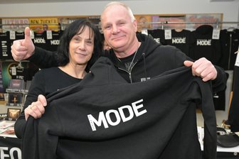 Depeche-Mode-Coverband Forced To Mode liefert in Zwickau Show der Extraklasse ab - Heiko Ziegler hat seiner Frau Britta mit einer Sweetjacke von Forced To Mode ein vorzeitiges Weihnachtsgeschenk bereitet.