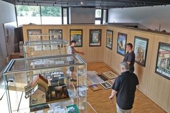 Depot am May-Haus ist startklar - Letzten Handgriffe im neuen Ausstellungsraum.