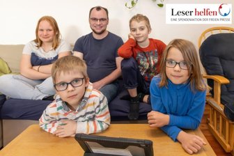 Depression, Schlaganfall, Krebs: Wie das Schicksal einen vierfachen Familienvater aus dem Erzgebirge herausfordert - Johannes Hadlich aus Hermannsdorf mit seinen Kindern: der dreizehnjährigen Erika, dem siebenjährigen Heinrich, dem elfjährigen Friedemann und dem neunjährigen August (von links).