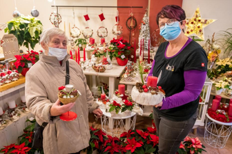 Auf der Suche nach weihnachtlicher Dekoration wurde Gudrun Weick am Samstagnachmittag im Geschäft von Floristin Andrea Schellenberger (v.l.) fündig.
