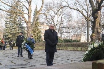 "Der 27. Januar ist ein Aufruf gegen Geschichtsvergessenheit" - Oberbürgermeister Sven Schulze, Vertreter der Stadt und der Landespolitik sowie der Jüdischen Gemeinde legten am Donnerstag Kränze im Park der Opfer des Faschismus nieder.
