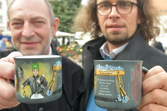 Der 34. Freiberger Christmarkt vor der Eröffnung: So sieht das neue „Dippl“ aus - Die neue Sammeltasse zum 34. Freiberger Christmarkt wurde am Donnerstag vorgestellt. Im Bild Heiko Götze (l) , Vorsitzender der HFBHK und Übergangs-OB Martin Seltmann.