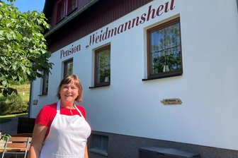 Der abgelegenste Ort im Vogtland: „Sachsengrund ist nicht das Ende der Welt, aber viel fehlt nicht“ - Anja Meckel lebt seit 40 Jahren in Sachsengrund, dem abgelegensten Ort des Vogtlandes. Sie ist die Wirtin der Pension „Weidmannsheil“. Wer in dem 31 Seelenort Urlaub macht, findet viel Natur und Ruhe.