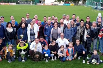 Der "Abramowitsch aus Jocketa" hält seit 30 Jahren den Laden zusammen - Ganz in Familie feierten die Fußballer des Jawoll-Teams kürzlich in Jößnitz 30-jähriges Bestehen. Thomas Roßbach (vorn 4. von links) hielt in all diesen Jahren den Laden zusammen.