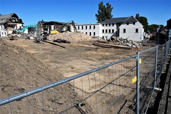 Der Abriss läuft schon: Aldi baut neuen Markt in Hainichen - Blick auf die Brachfläche an der Bahnhofstraße in Hainichen. Hier soll ein neuer Aldi-Markt gebaut werden. Die hellen Gebäude im Hintergrund werden deshalb alle abgerissen.