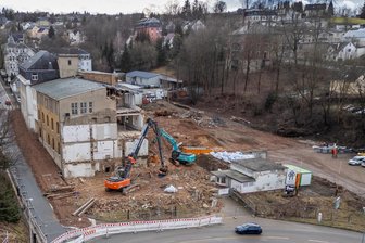 „Der Abriss tut weh“: Abbruch des OPEW-Werks im Erzgebirge löst emotionale Reaktionen aus - Auf dem Gelände des ehemaligen OPEW-Hauptwerks soll später ein Edeka-Markt entstehen. Für den Abriss ist ein Bereich der Wilischstraße noch bis 14. Februar gesperrt.