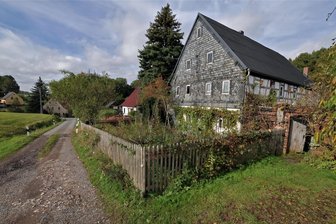 Der achte Erzgebirgskrimi: Das sagen die Erzgebirger dazu - In Bernsdorf bei Lichtenstein, dem Zuhause des Bildhauers und Kulissenbauers Benjamin Hahn, ist eine Schlüsselszene des Erzgebirgskrimis „Familienband“ gedreht worden.