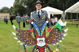 Der Adler hält sich hartnäckig - Fabian Nendel hat das erste Mal den hölzernen Vogel für das Königsadlerschießen gebaut. Er ist seit zehn Jahren Mitglied der Schützengesellschaft Schönerstadt.