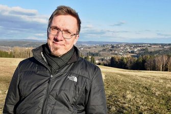Der Adorfer Pfarrer liebt den Weitblick - Blickt er über Hügel, geht ihm das Herz auf: Pfarrer G. Burkhard Wagner auf der Arnsgrüner Höhe.