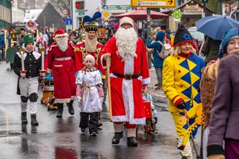 Der Advent zieht ins Erzgebirge ein: Seiffener Weihnacht mit kleiner Bergparade eröffnet - Am Samstagvormittag zogen rund 200 Trachtenträger durch den Ort zum Rathaus.