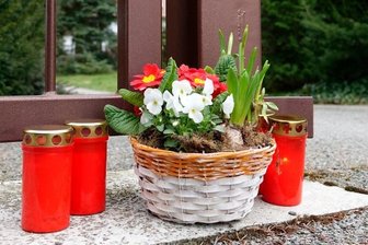 Der ältere Tote hielt den Revolver - Am Gartentor des Tatorthauses sind Lebenslichter für die Opfer der Gewalttat aufgestellt. 