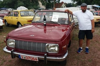 Der älteste original erhaltene Wartburg 353 ist ein Vogtländer - Lars Rühle mit seinem weinroten Schätzchen, für das es am Samstag erneut einen Preis für den Originalzustand gab.