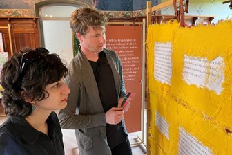 Der Alltag queerer Menschen in Sachsen: Burg Mylau liefert Gesprächsstoff - Maritina Tselepi und Uwe Lorbeer zählten zu den Besuchern der Vernissage auf Burg Mylau.