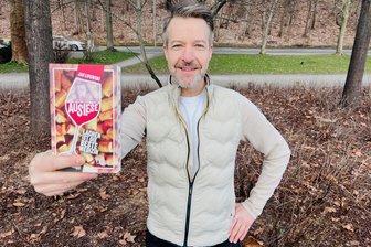 Der „Alltagsverdichter“ von Chemnitz - Jan Lipowski mit seinem neuen Buch „Auslese: Lachen ist die beste Medizin“.