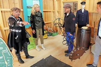 Der alte Bahnhof in Naundorf strahlt wie neu - Wohin mit dem Garderobenständer? Gestalterin Karin Kreher, Geopark-Managerin Eva Pretzsch, Steffen Schmieder von den Heimatfreunden Naundorf und Renè Straßberger, Bürgermeister von Bobritzsch-Hilbersdorf (v.l.) klären letzte Detailfragen im ehemaligen Güterschuppen des Bahnhofs.