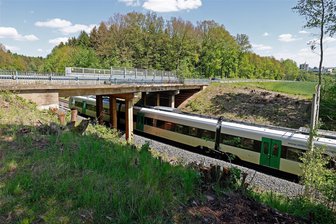 Der alte Sachsenring wird wieder für ein Jahr gesperrt - Die Brücke, auf der die B 180 über die Bahnlinie führt, wird ab Mitte Juli erneuert. Die Arbeiten sollen nach dem MotoGP beginnen und vor dem Motorrad-GrandPrix im nächsten Jahr abgeschlossen sein.