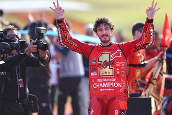 Der alte und neuer Motorrad-Weltmeister heißt Francesco Bagnaia: Im Ziel gab es gleich Glückwünsche von einem berühmten Förderer - Francesco Bagnaia zeigt den drittel Titel seiner Karriere an: Er bleibt die Nummer eins in der Motorrad-Königsklasse.