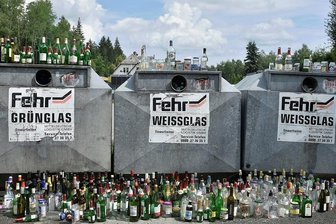 Der Altglas-Zoff im Vogtland: Die Geduld ist zu Ende - Flaschenwelt Bad Elster: So sahen die Glascontainer der Fehr Mitteldeutsche Logistik am Busbahnhof des Kurortes Ende Juli aus.