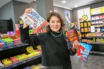 Der amerikanische Sweet-Dream in Chemnitz kann ganz schön scharf sein - Elena Kirillidis zwischen Reese's, Twizzlers und Nerds im Chemnitzer Ami-Süßigkeitenladen "Einfach Kiosk" auf der Theaterstraße 17.