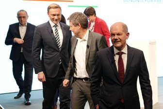 Nach der Vorstellung des Koalitionsvertrages verlassen Olaf Scholz, Robert Habeck, Christian Lindner, Saskia Esken und Norbert Walter-Borjans das Podium.