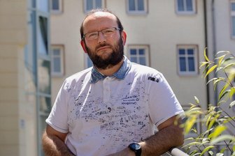 Der Amtsarzt aus dem Erzgebirge, der auch in den Helikopter steigt - Amtsarzt Sandro Müller hofft auf einen normalen Sommer. Intern werde man sich vorbereiten, um in der Pandemie reagieren zu können.