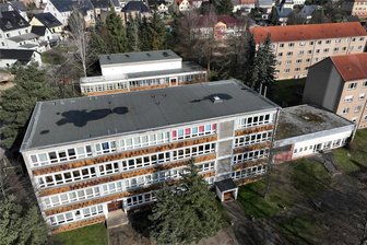 Der Anbau für den Hort soll dieses Jahr stehen: Was Wechselburg 2024 plant - Ein Blick auf das Gebäude der ehemaligen Wechselburger Grundschule. Im Haus ist derzeit der Hort untergebracht, der in einen Anbau am Kindergarten ziehen soll.