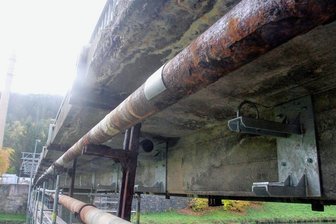 Der Anblick täuscht: Diese Brücke muss noch viele Jahre durchhalten - Die verzinkten Halterungen (rechts im Bild) für die neuen Leitungen sind schon an der flussabwärtigen Brückenseite angebracht. Die Arbeiten stehen vor dem Abschluss. 