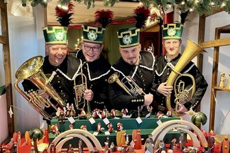 „Der Andrang ist enorm“ - Erzgebirger präsentierten die Erzgebirgische Weihnacht in Brüssel - Die Musiker und Sänger des Erzgebirgsensembles Aue unterhalten die Besucher in Brüssel musikalisch.