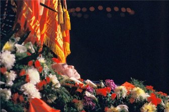 Der Anfang vom Ende: Vor 40 Jahren trat KGB-Chef Andropow Breschnews Erbe an - Ende einer Ära: Die sterblichen Überreste von Leonid Breschnew wurden am 15. November 1982 in der Säulenhalle des Hauses der Gewerkschaften in Moskau aufgebahrt. Später fand er seine letzte Ruhestätte an der Kremlmauer unweit des Leninmausoleums.