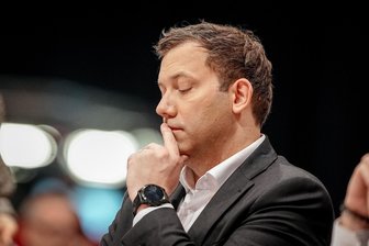 Der Angezählte: Wie es für SPD-Chef Lars Klingbeil jetzt weitergeht - SPD-Chef Lars Klingbeil hat gespürt, dass sich Unmut angestaut hatte und trat auf dem Parteitag selbstkritisch auf.
