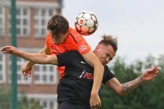 Der angriffslustige Meeraner - Tom Viehweger (schwarzes Trikot) vom Meeraner SV scheut auch mit einer Körpergröße von 1,73 Metern kein Kopfballduell, wie diese Szene mit Kai Wüstner vom Oberlungwitzer SV beweist .