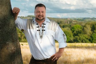 Der Anzug von Roland Kaiser bleibt im Schrank: Aber der Bub vom Striegistal ist wieder da - Sänger Martin Fischer aus Marbach will mit einer neuen Version seines ersten Erfolgs „Der Bub vom Striegistal“ durchstarten. Das Lied soll vor allem für die Region mit mehreren Manufakturen werben.