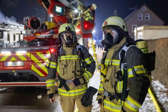 „Der Atemluftvorrat reicht nur 20 Minuten“: So fordernd war der Einsatz unter Atemschutz beim Großbrand in Kleinschirma - Atemschutzgeräteträger im Einsatz beim Großbrand in Kleinschirma vergangene Woche.