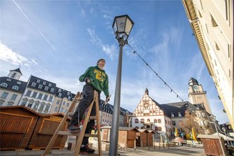 Der Aufbau des Plauener Weihnachtsmarktes hat begonnen - Vor der Eröffnung des Weihnachtsmarktes bleibt viel zu tun, wie dieses Foto aus früheren Jahren zeigt.