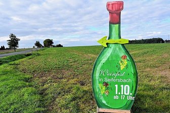 Der Aufbau läuft: Weinfest Seifersbach kann am Samstag starten - Der markante Aufsteller wirbt für das Weinfest in Seifersbach. 