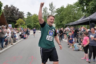 Der Aufsichtsratsvorsitzende schwört die Auer Veilchen ein: „Zur Heimstärke der Wismut zurückfinden“ - Thalheims Bürgermeister Nico Dittmann nahm bei der Premiere des Drei-Tannen-Laufs die 10-Kilometer-Strecke ohne Training teil.