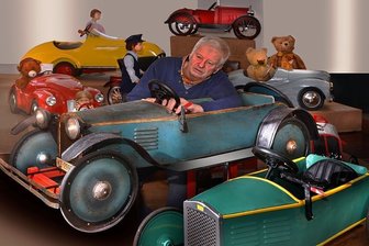 Der Autosammler - Stolz präsentiert Eckart Holler das einzige erhaltene "Blitz"-Fahrzeug aus Zschopauer Produktion. Vorn im Bild ein "Teufelchen" von DKW.