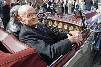 Der Autovisionär - Ein Nachruf auf den Chemnitzer Ehrenbürger Carl H. Hahn - Er liebte auch Oldtimer: Der Chemnitzer Ehrenbürger Carl H. Hahn in einem Horch der Auto Union aus dem Baujahr 1939.