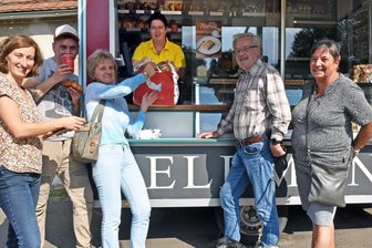 Der Bäckerwagen in Oberschöna: Treffpunkt und Frühstücksservice nicht nur für Einheimische - Jana Fechner mit Stammkundschaft am Selbmann-Bäckerwagen nahe dem Gemeindeamt Oberschöna: Kristin Lobin (l.), Holm Fechner, Silke Kreidenberg, Guntram Buschmann und Sylvia Schmidt.