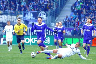Der Bär macht’s - Erzgebirge Aue geht mit einem Sieg in die Weihnachtspause - Aures Doppeltorschütze Marcel Bär im Zweikampf mit Münchens Max Reinthaler.