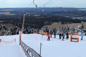 „Der Ball liegt bei der Stadt Oberwiesenthal“ – Wie es um den Verkauf der Schwebebahn-Gesellschaft am Fichtelberg steht - Der erste Schritt auf dem Weg zur Modernisierung des Skigebiets am Fichtelberg soll an der Himmelsleiter gegangen werden.