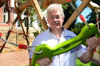 Der Banker mit der Finanzspritze - Die Schaukel für die Enkelin in Heribert Kosfelds Garten hat der Mittweidaer Holzgestalter Enrico Kletke gebaut.