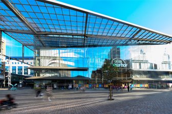Der bankrotte Kaufhof in Chemnitz: Hat sich die Stadt einst übernommen? - Seit einer Woche ist das Licht aus im gläsernen Prestigebau, der das Zentrum von Chemnitz dominiert.