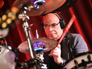Der Barfuß-Drummer: City-Schlagzeuger Klaus Selmke gestorben - Klaus Selmke in Aktion.