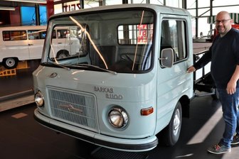 Der Barkas, der nie vom Band lief - Wurde als Prototyp gebaut, ging aber nie in Serie: der B 1100. Auf dem Foto ist Zeit-Werk-Stadt-Mitarbeiter Torben Knye zu sehen.