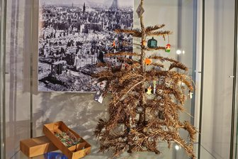 Der Baum, an dem Hitler hing: Nationalsozialistischer Baumschmuck im Schloss Glauchau - Ein Baum hinter Glas, geschmückt wie im Dritten Reich. Er steht im Museum im Schloss Glauchau.