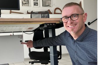 Der beheizbare Schreibtisch: Innovation aus dem Vogtland erobert Büros weltweit - David Seidel zeigt die Möglichkeiten der Schreibtischheizung, die weltweit eingesetzt wird – als Knieraumheizung oder mittels Umluft getriebener Plattenheizung.