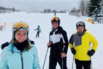 Der Berg ruft: Eibenstock im Erzgebirge startet in die Skisaison – und freut sich ausnahmsweise auch auf Fußgänger - Vanessa Ritzl, Fritz Burghard und Leon Madalschek (v. l.) aus Mülsen St. Micheln sind am Nikolaustag am Adlerfelsen in Eibenstock in die Skisaison gestartet. Dort herrschen beste Pistenbedingungen für Routiniers, Anfänger und Rodler.